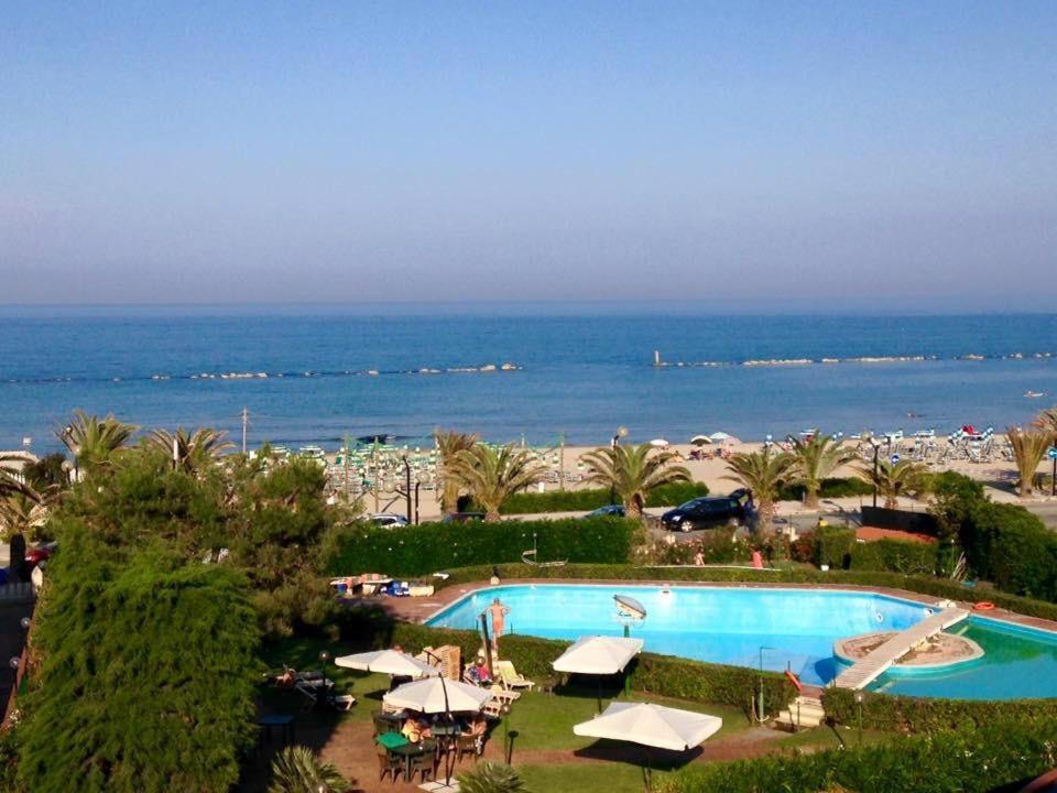 Le Rose Beach & Suites Appartamenti Fronte Mare A Villarosa Martinsicuro Eksteriør billede